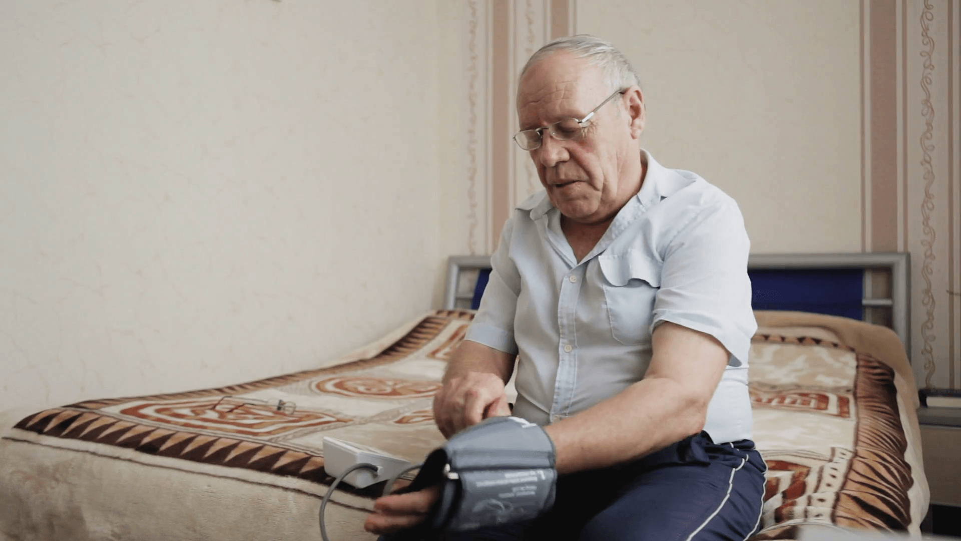 elderly-man-measuring-blood-pressure-an-old-man-sitting-on-the-bed-at-home_hdbjbdysmg_thumbnail-full01